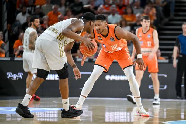 赛场应坚守 赛场应坚守